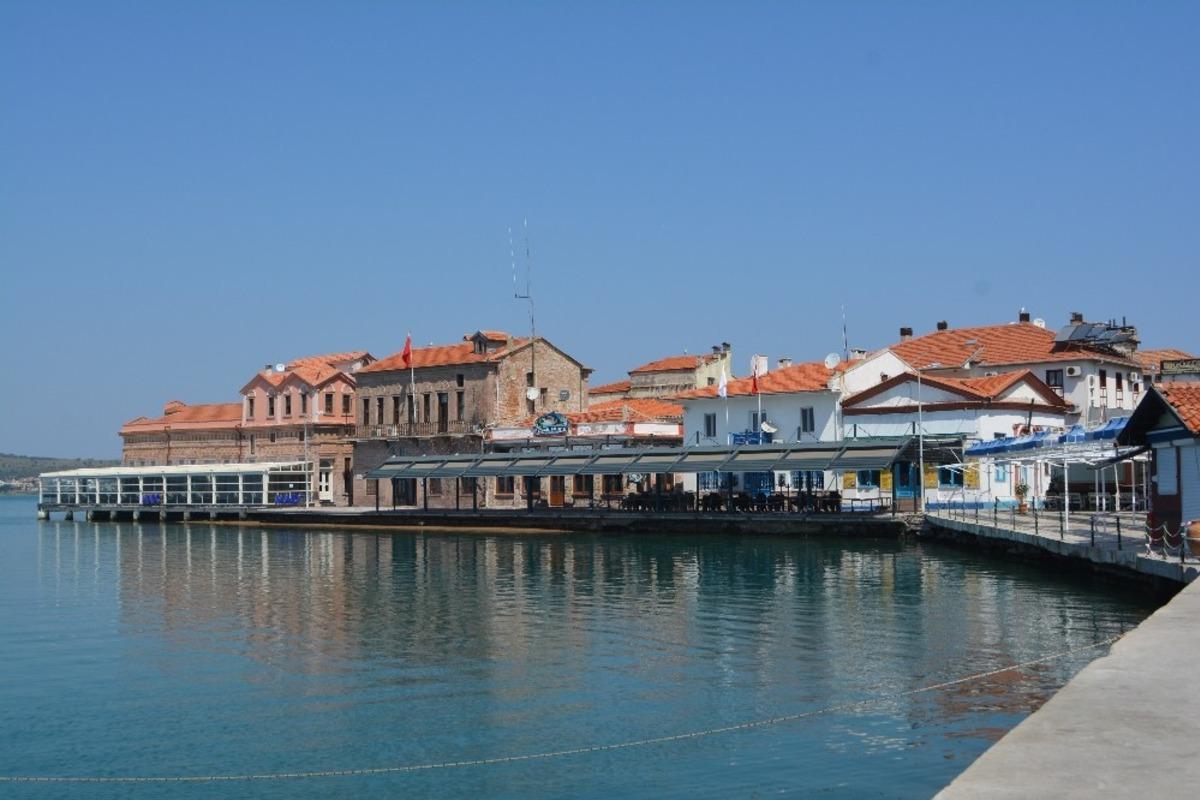 Ayvalık&rsquo;ta vatandaşlar evde, onlar ise hizmet i&ccedil;in dışarıdaydı