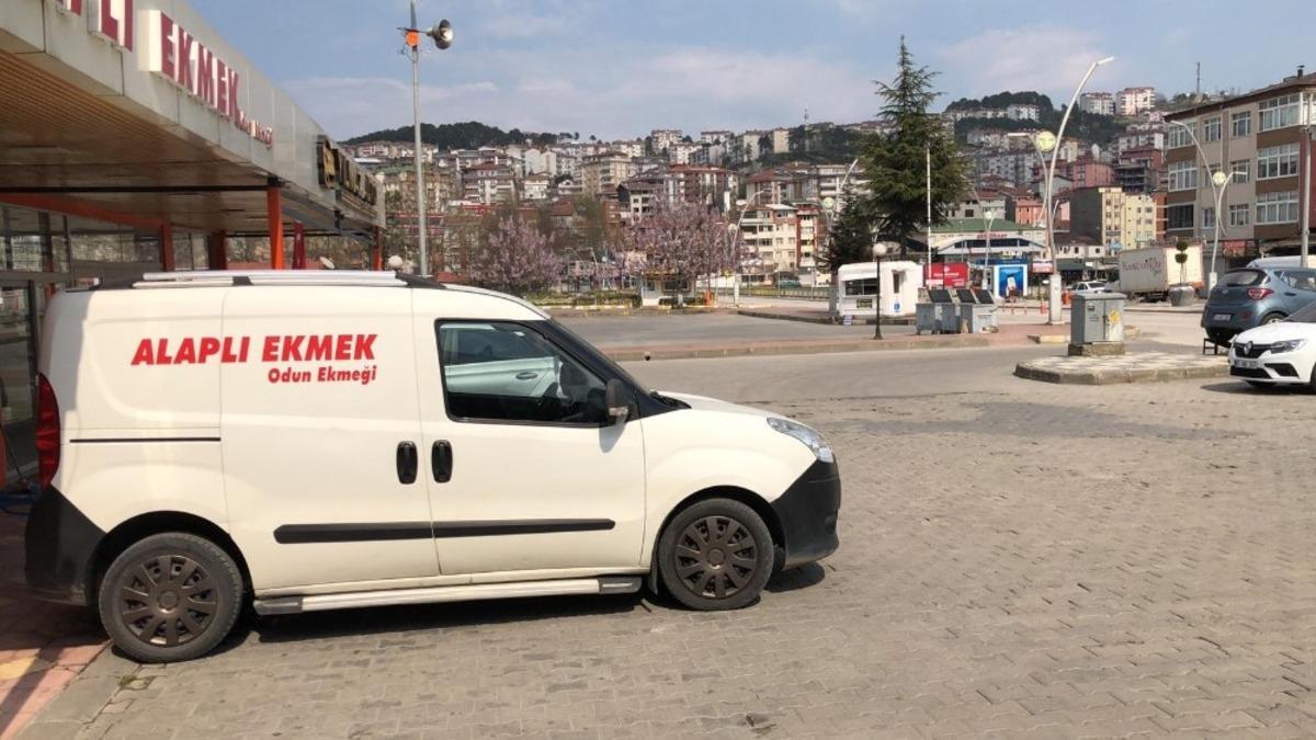 Alaplı&rsquo;da fırıncılardan evlere ekmek servisi