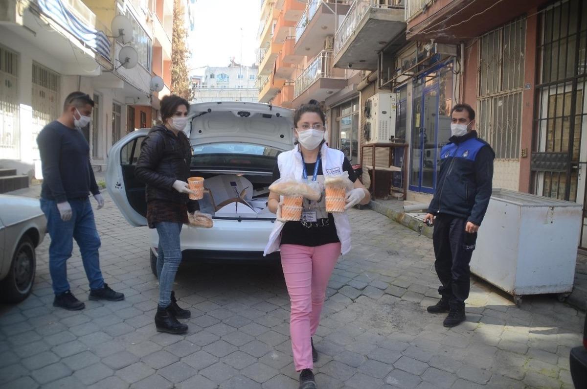 Kuşadası Belediyesi sokağa &ccedil;ıkamayan vatandaşlar i&ccedil;in seferber oldu