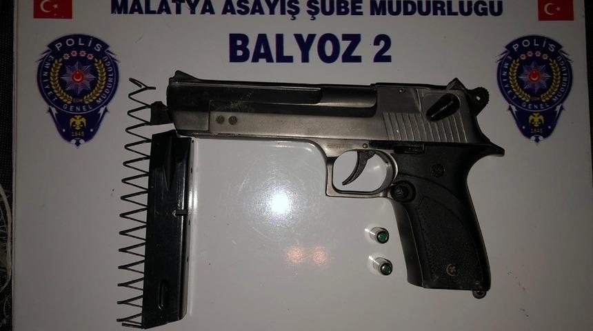 Malatya&rsquo;da uyuşturucu ve silah ele ge&ccedil;irildi