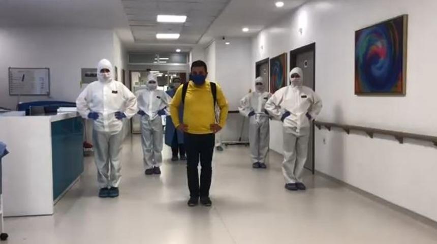 Koronavirüsü yendi, penguen dansıyla taburcu oldu