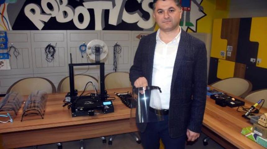 Sağlık&ccedil;ılara 'sizi seviyoruz' notuyla siperlik maske