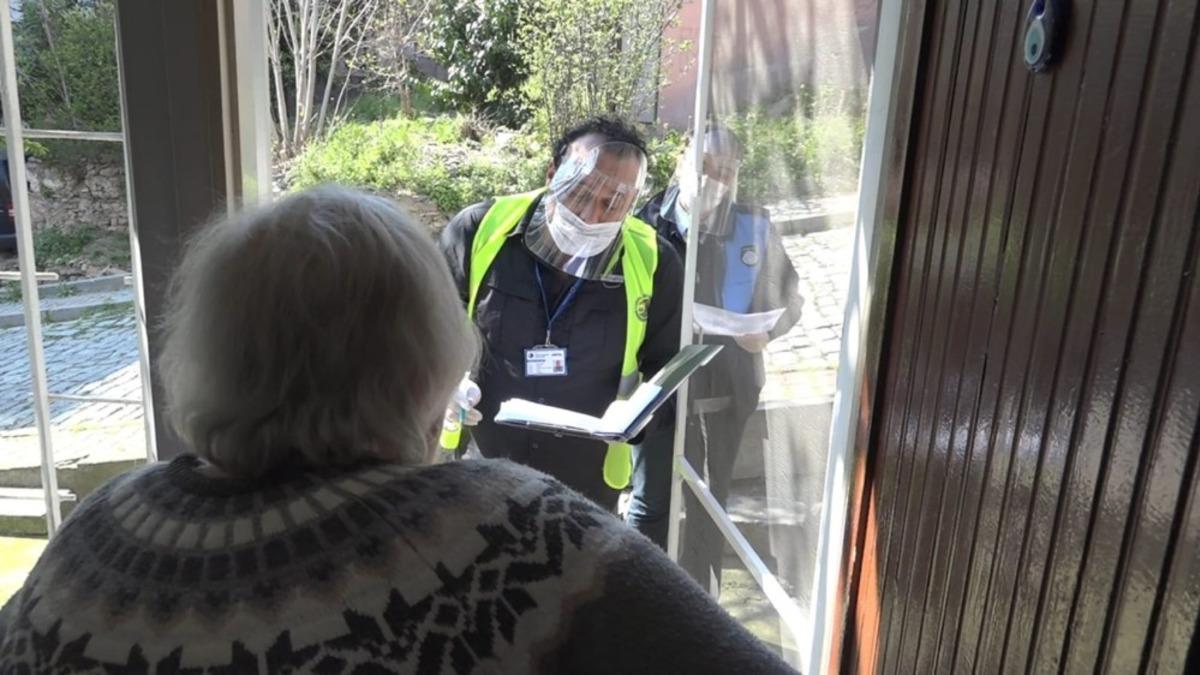 Kartal Belediyesi sosyal yardım &uuml;cretlerini adreslere dağıtıyor