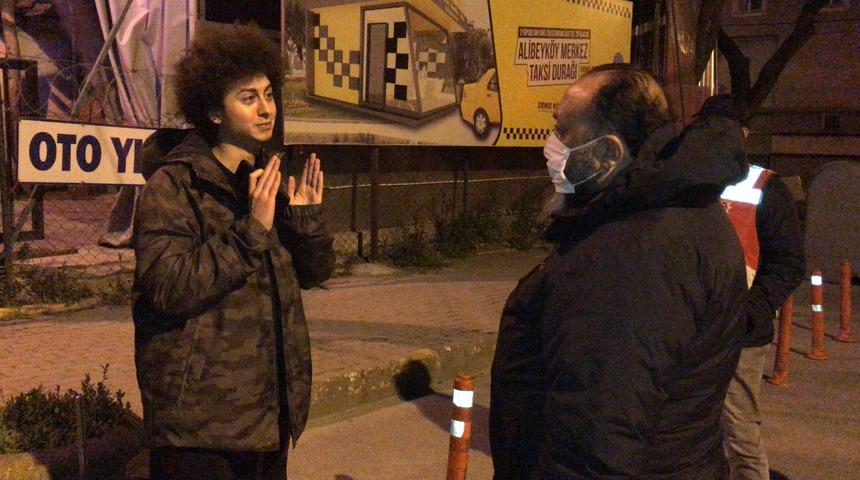 Sokağa &ccedil;ıkma yasağını deldi, s&ouml;yledikleri şaşkına &ccedil;evirdi