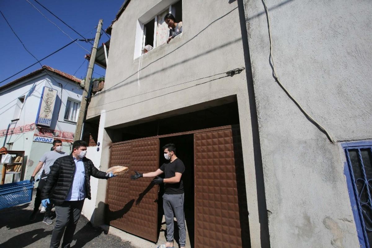 Başkan Kılı&ccedil; fırını olmayan k&ouml;ylerde kapı kapı ekmek astı