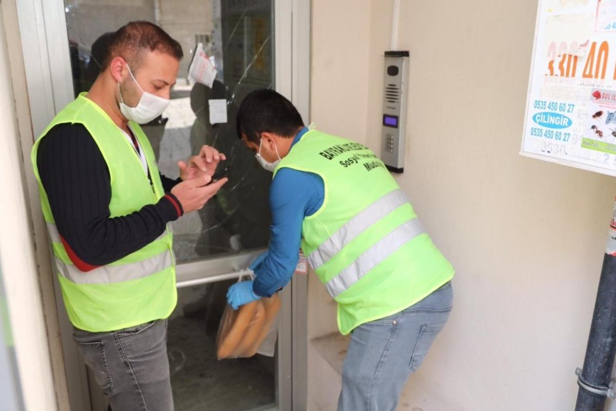 Bayraklı Belediyesinden evlere ekmek servisi