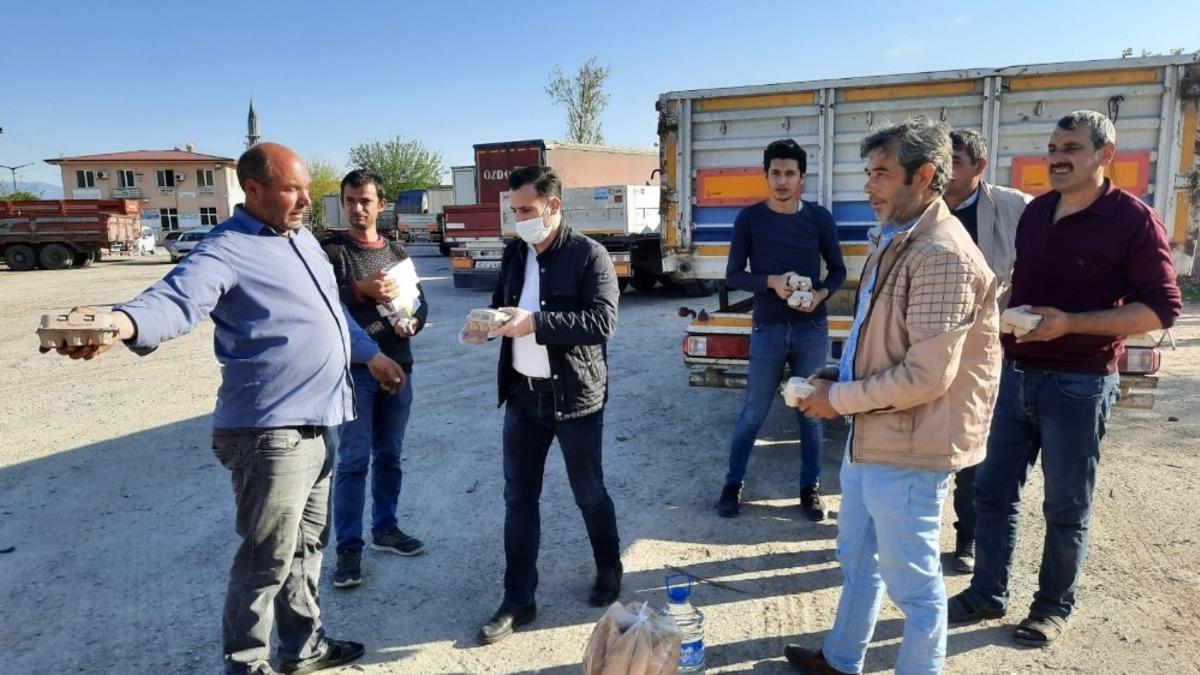 Kamyon şof&ouml;rlerinin imdadına Başkan &Ouml;zcan yetişti