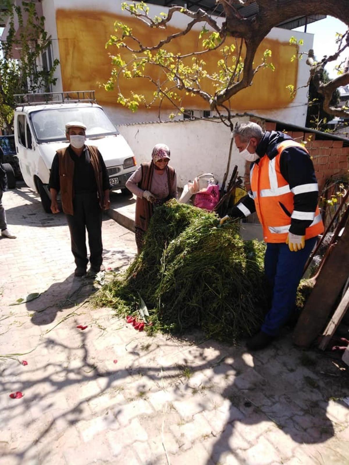 Vatandaş evden &ccedil;ıkamayınca, ineklerin otunu zabıta bi&ccedil;ip getirdi
