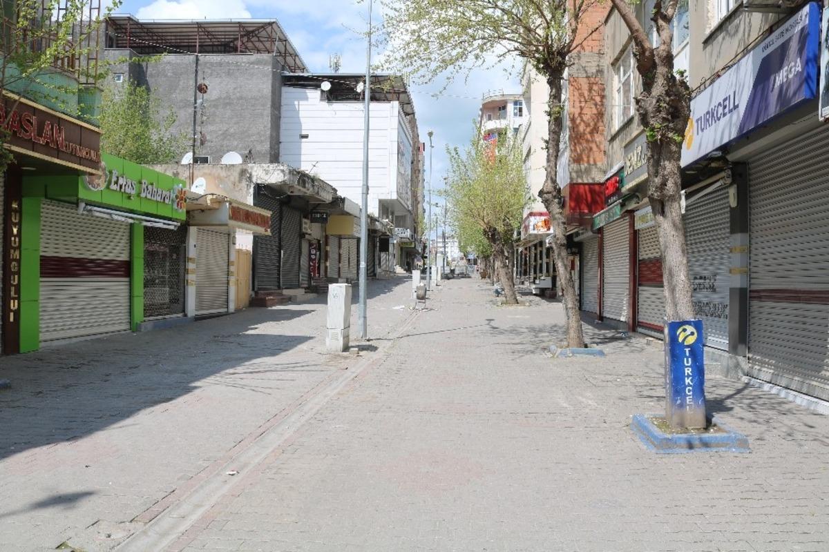 Bismil Belediyesi sokağa &ccedil;ıkma yasağında vatandaşların ihtiya&ccedil;larını karşılıyor