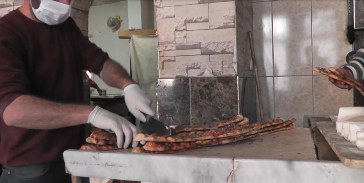 Sokağa &ccedil;ıkamayan vatandaşlar ekmeklerini sipariş yoluyla aldı