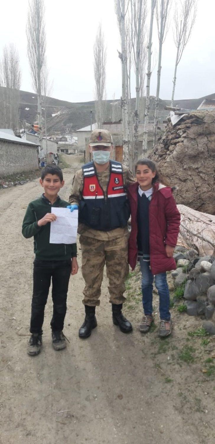 Harçlıklarını ‘Biz Bize Yeteriz Türkiyem Kampanyası’na bağışladılar G4