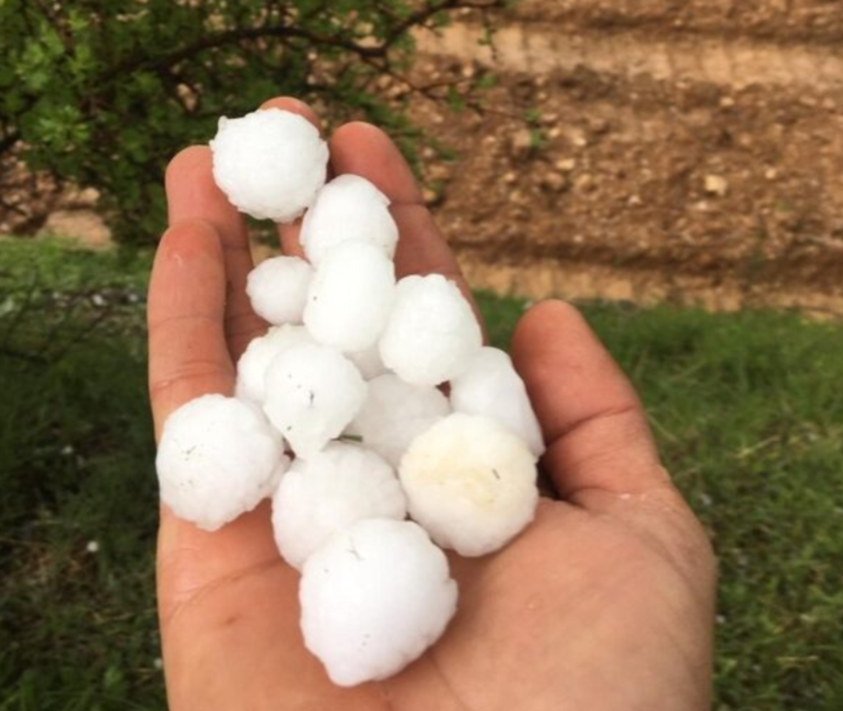 Gerc&uuml;ş&rsquo;te ceviz b&uuml;y&uuml;kl&uuml;ğ&uuml;nde dolu yağdı