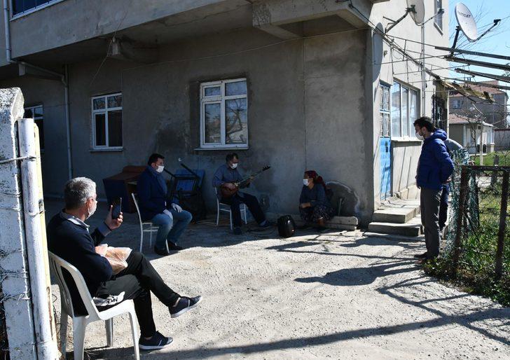 Evinin önünde bağlamasıyla komşularına türkü söyledi G1