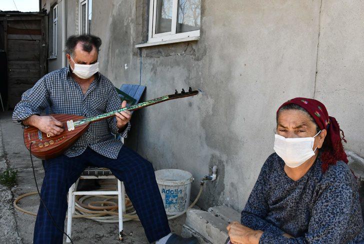 Evinin önünde bağlamasıyla komşularına türkü söyledi G2