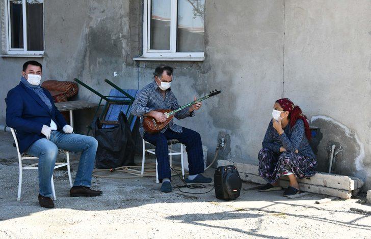 Evinin önünde bağlamasıyla komşularına türkü söyledi G3