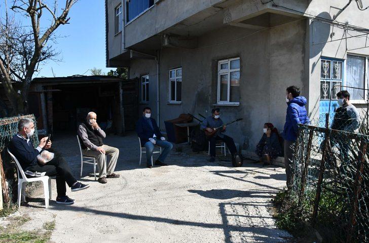 Evinin önünde bağlamasıyla komşularına türkü söyledi G4