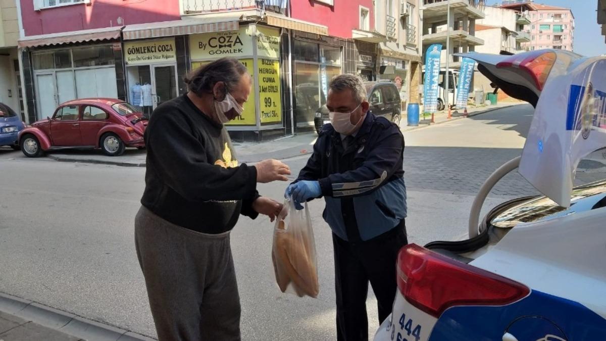 Başkan Doğan ekipler ile birlikte ekmek dağıtımı yaptı