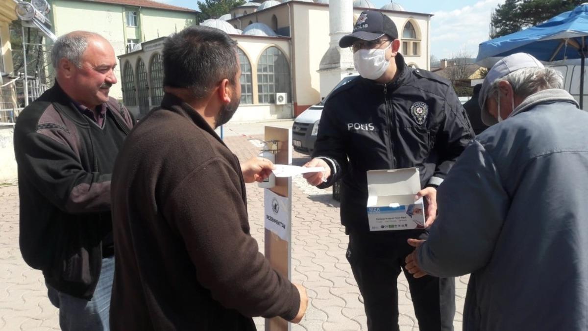 Daday&rsquo;da jandarma ve polis ekipleri, vatandaşlara maske dağıttı