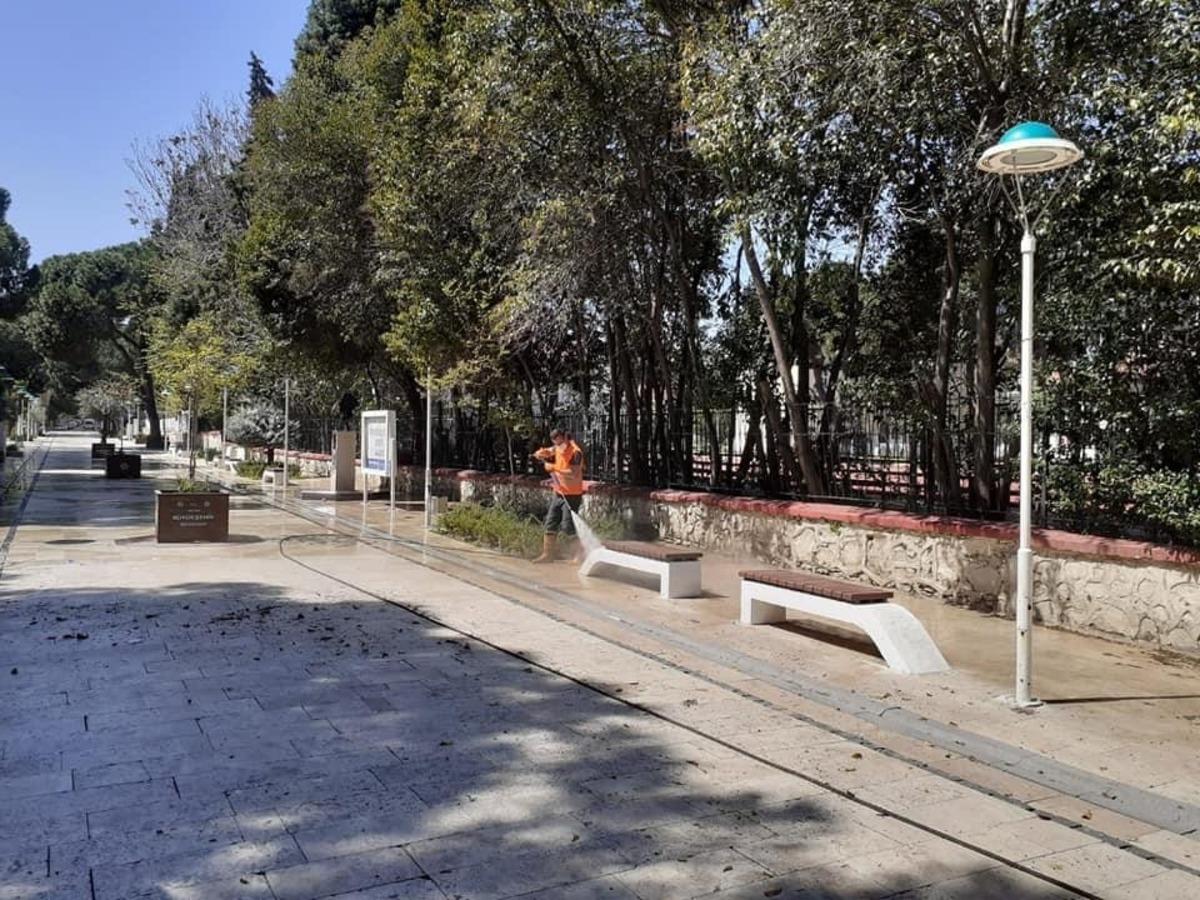 Boş kalan sokaklar belediye tarafından yıkandı
