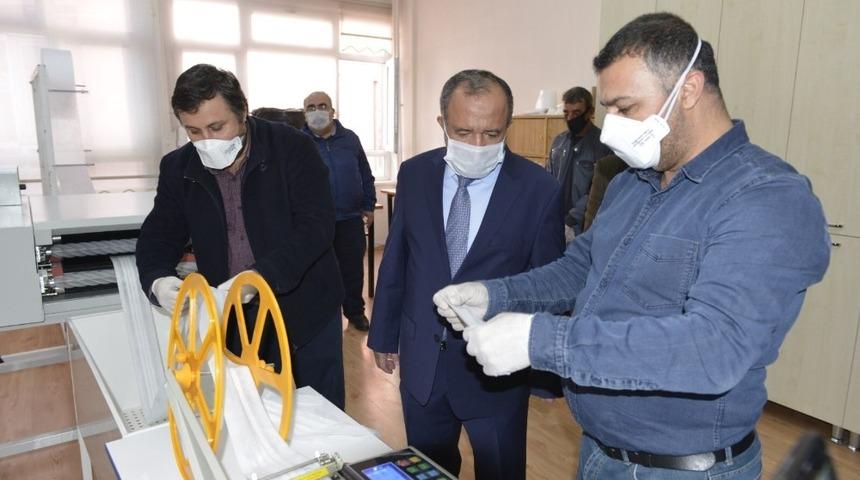 Sağlık &ccedil;alışanlarına maske ve ara &ouml;ğ&uuml;n verilmesine başlandı