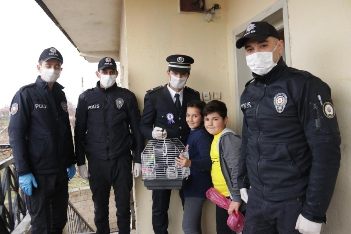 Polis ve zabıta ekibinden minik &ccedil;ocuklara kuş s&uuml;rprizi