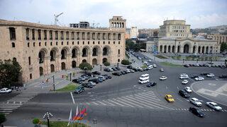 Ermenistan’da bir kişi parlamento binasının önünde ağzını dikti