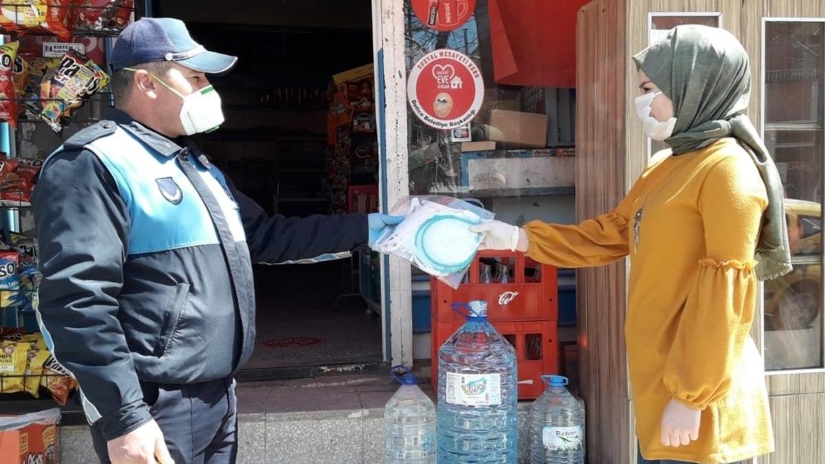 Delice Belediyesi, y&uuml;z koruyucu siperlik ve maske dağıttı