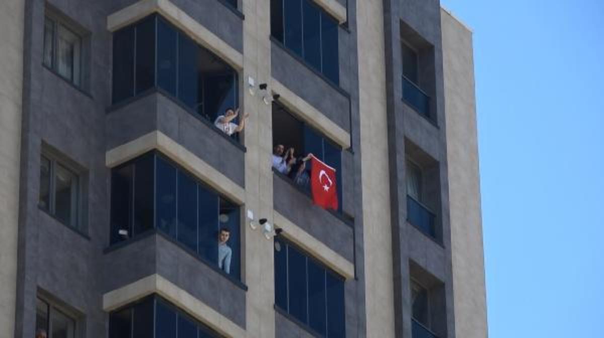 Polisler şaştı kaldı! Alkışlı baklavalı s&uuml;rpriz