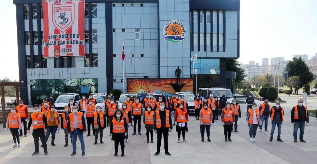 Atakum Belediyesi &uuml;cretsiz ekmek ve gazete dağıttı