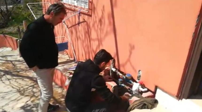 85 yaşındaki Reyzan teyzenin su saatini değiştirdiler