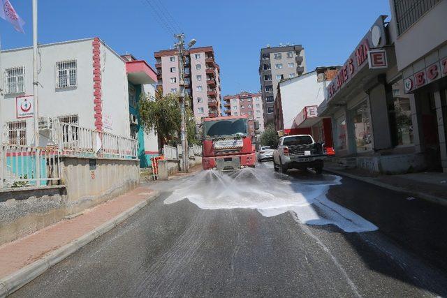 Toroslar Belediyesi, sokakları yıkayarak dezenfekte ediyor