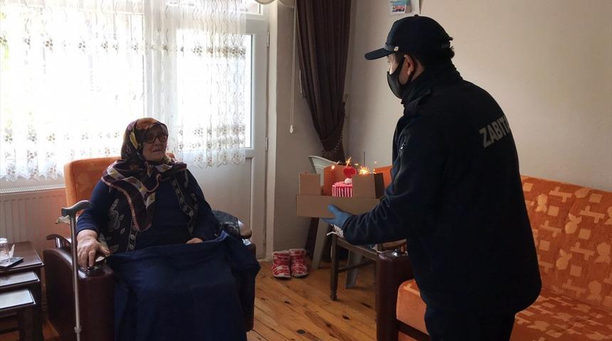 Sakarya'da belediye ekiplerinden doğum g&uuml;n&uuml; ve evlilik yıl d&ouml;n&uuml;m&uuml; s&uuml;rprizi