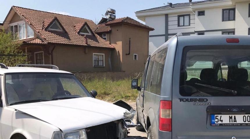 İki fırının arabası &ccedil;arpıştı, maddi hasar meydana geldi