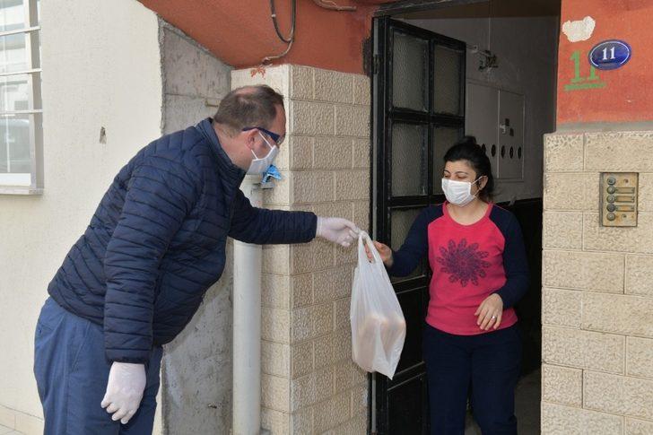 Başkan Gümrükçü, önce vatandaşlara ekmek, sonra hayvanlara mama dağıttı G1