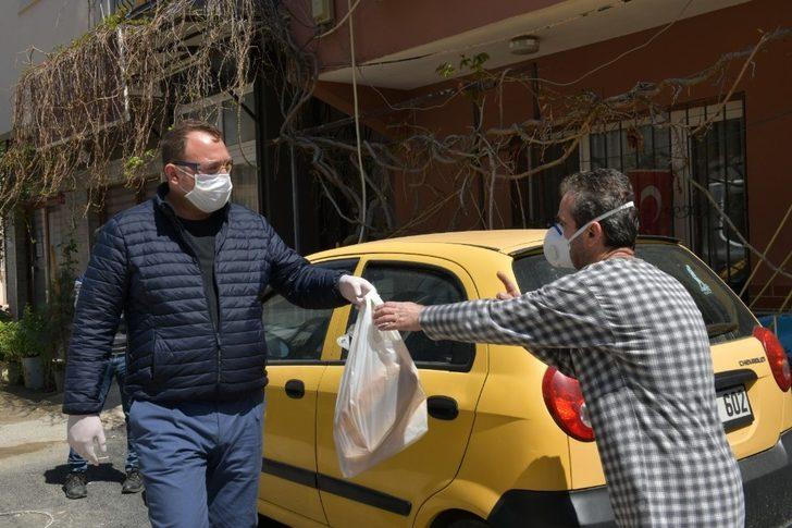 Başkan Gümrükçü, önce vatandaşlara ekmek, sonra hayvanlara mama dağıttı G2