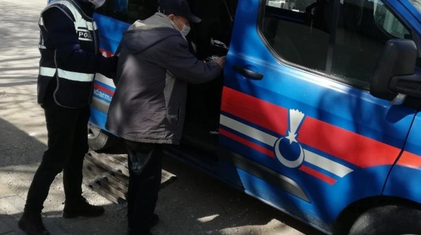 Alzheimer hastası yolunu kaybetti, yardımına polis ve jandarma koştu.