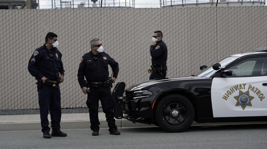 California'da koronavir&uuml;s salgınına rağmen d&uuml;zenlenen partide silahlı saldırı: 6 yaralı