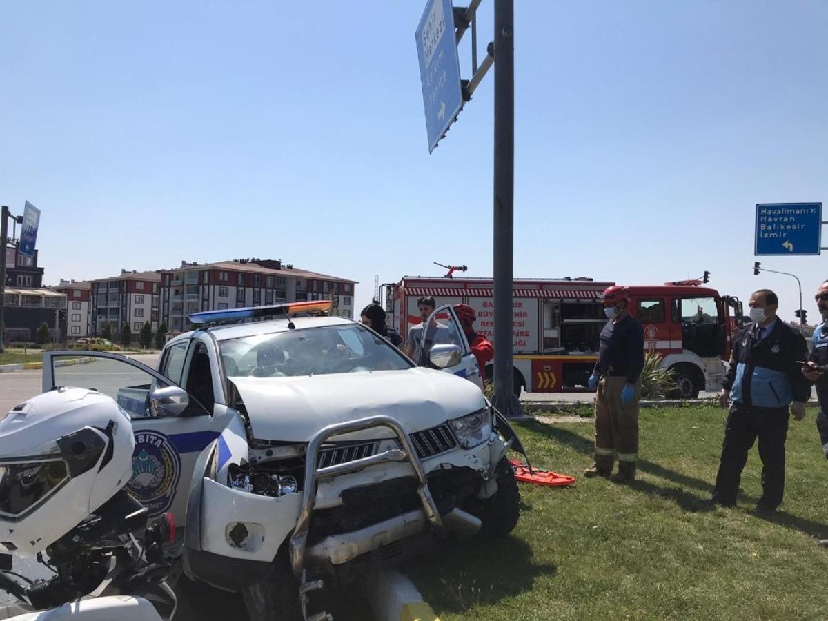 Otomobil ile zabıta aracı &ccedil;arpıştı: 1 yaralı