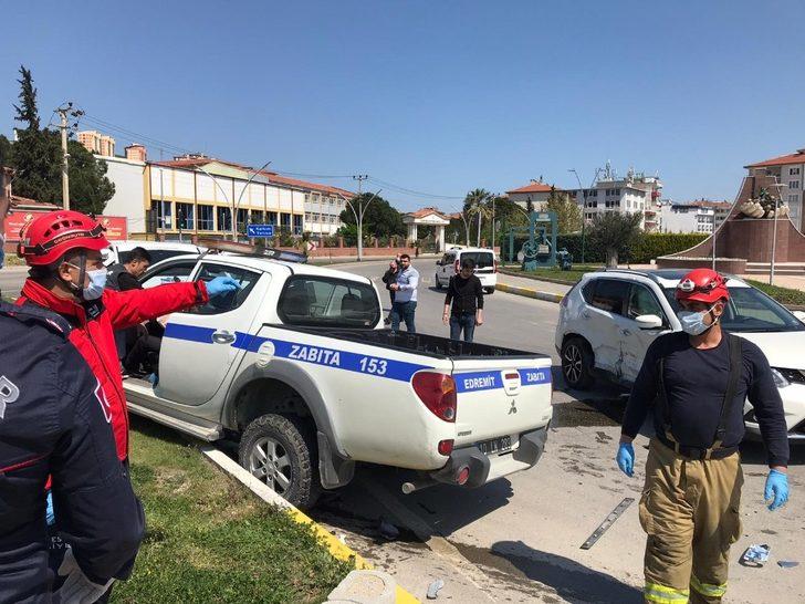 Otomobil ile zabıta aracı çarpıştı: 1 yaralı G3