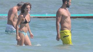 Özge Özpirinçci soğuktan denize giremedi