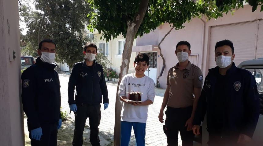 Aydın'da polisten 12 yaşına basan &ccedil;ocuğa pastalı doğum g&uuml;n&uuml; s&uuml;rprizi