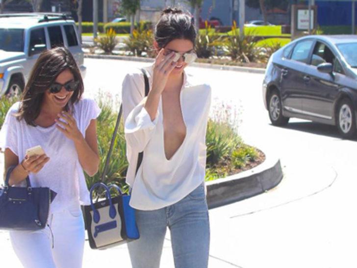 Kendall Jenner'ın gömleğiyle zor anları G2