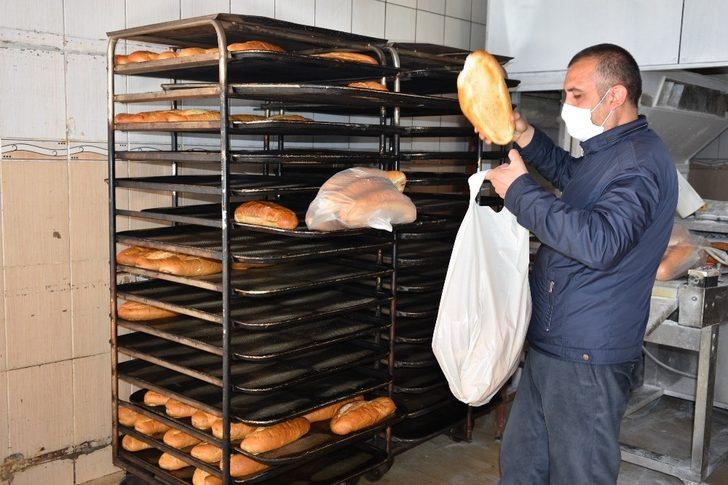 Elleriyle sokak hayvanlarını beslediler G2