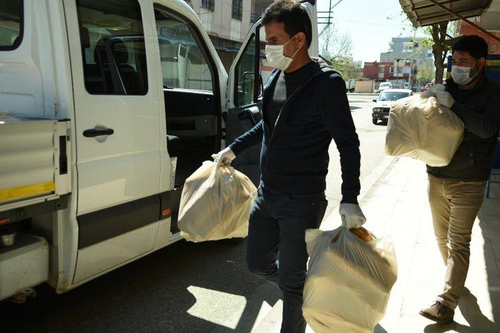 Elleriyle sokak hayvanlarını beslediler G3