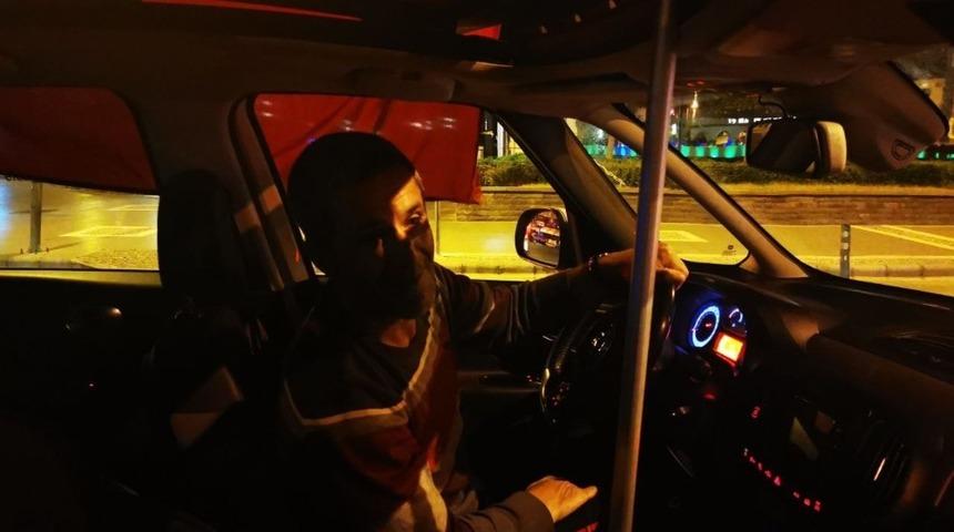 Marmarisli vatandaş Bakan Soylu i&ccedil;in bayrakla sokağa &ccedil;ıktı