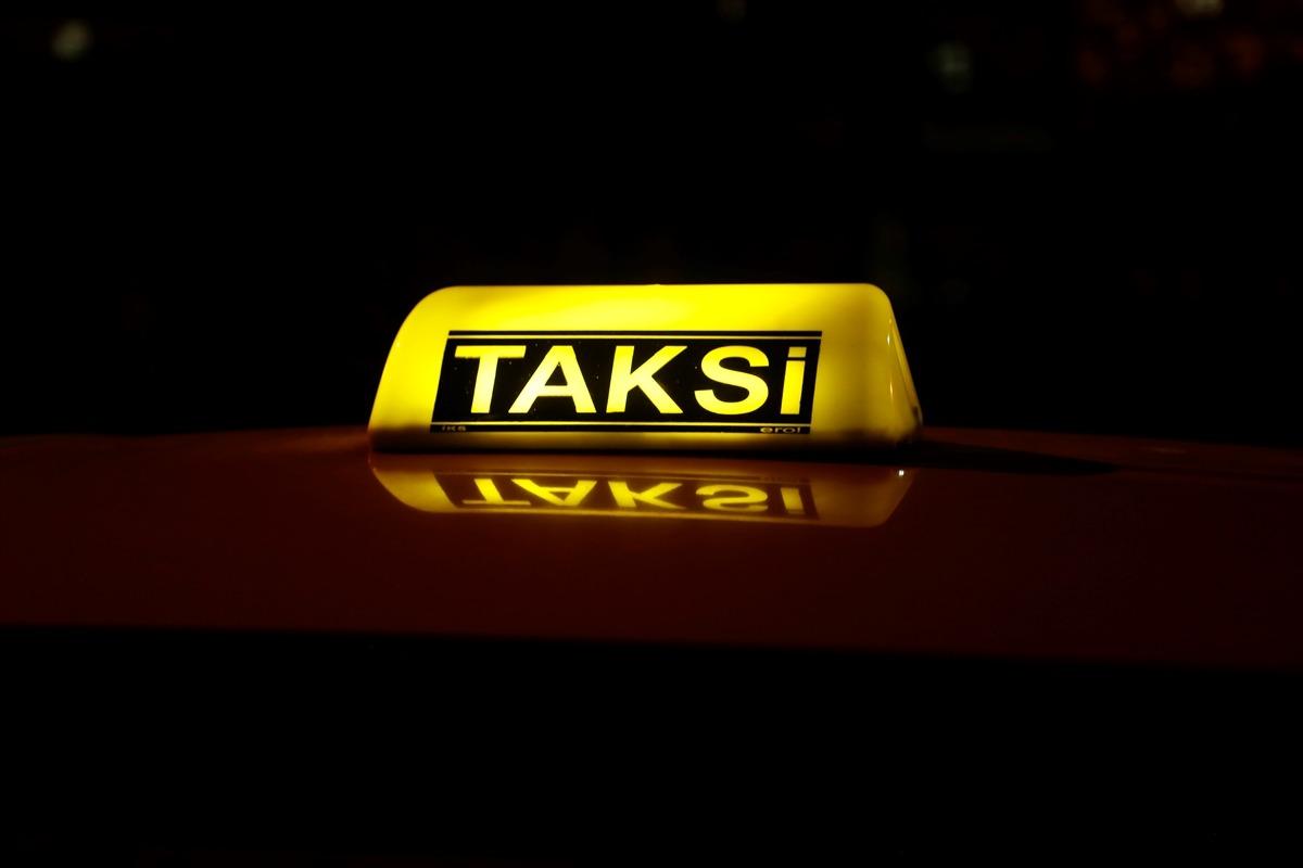 Tekirdağ'da sokağa &ccedil;ıkma yasağının sona ermesiyle taksiciler iş başı yaptı