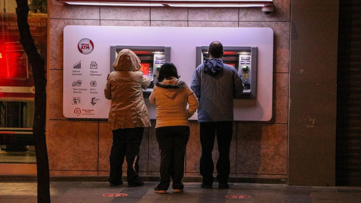 Sokağa &ccedil;ıkma yasağı kaldırıldı vatandaşlar sokağa akın etti