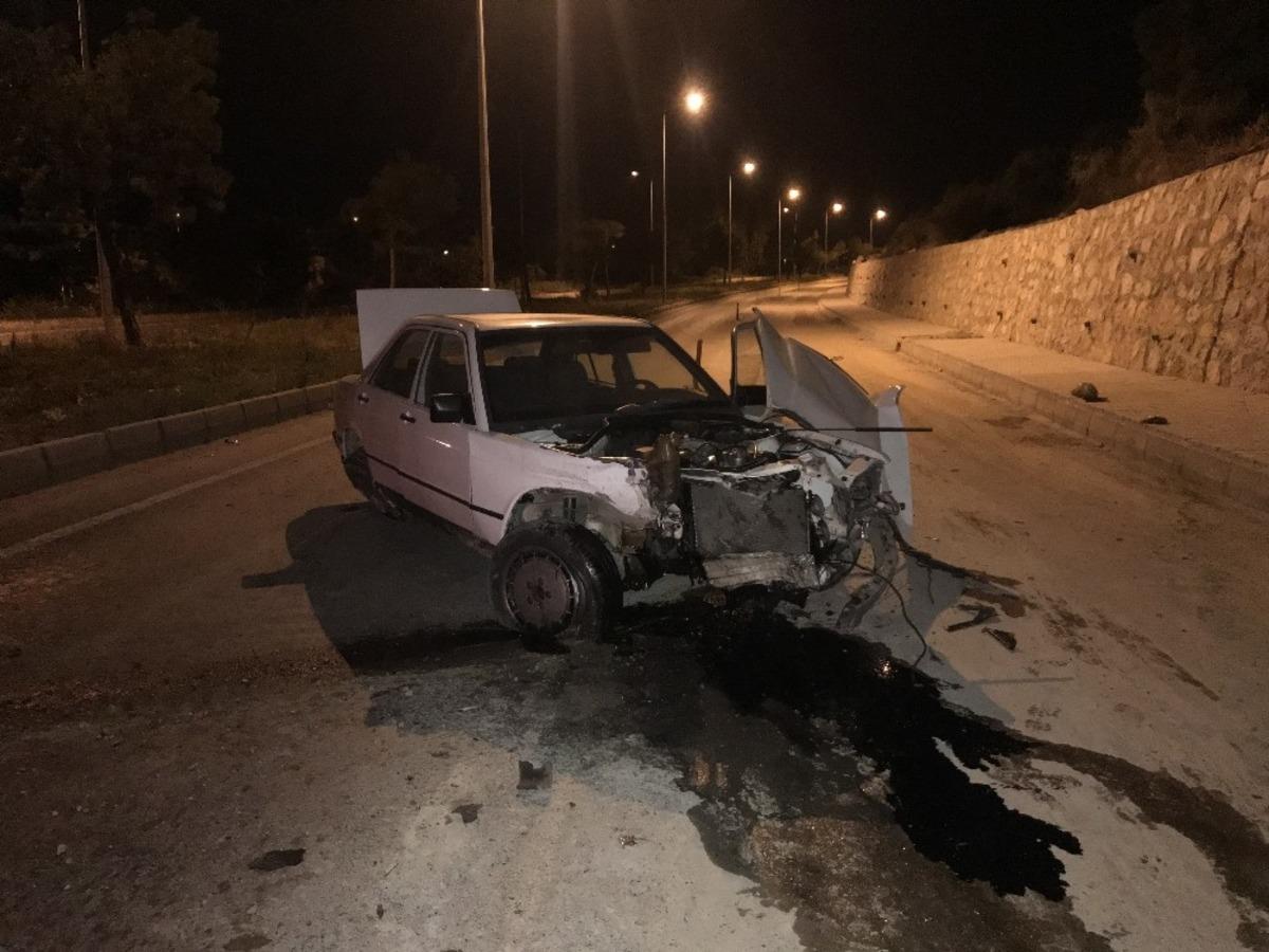 Alkoll&uuml; s&uuml;r&uuml;c&uuml;, d&uuml;z yolda kaza yaptı