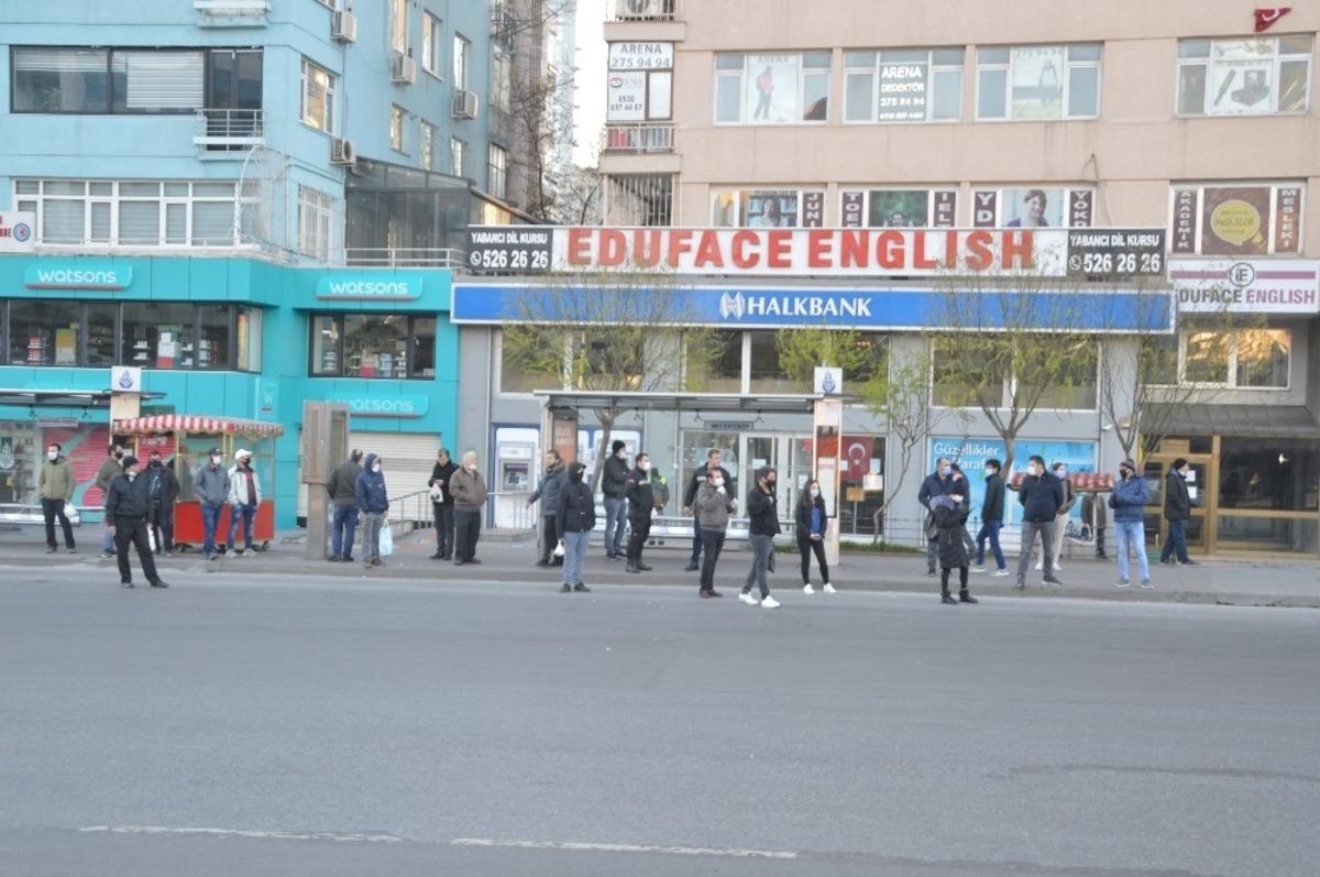 İstanbul'da sokağa &ccedil;ıkma yasağı sona erdi, &ccedil;alışanlar yollara d&uuml;şt&uuml;