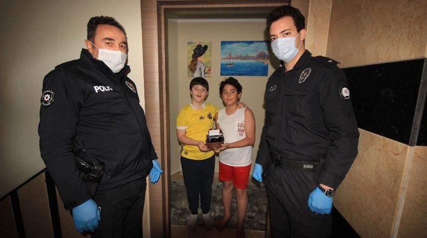 &Ouml;zel &ccedil;ocuğun doğum g&uuml;n&uuml; pastası polisten